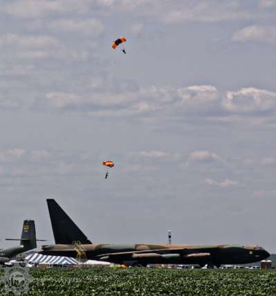 Glide parachutes